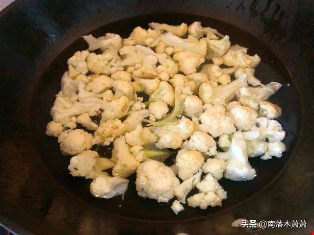 花菜素炒怎么做好吃，干锅花菜怎么做好吃又简单视频（家常小菜：素炒菜花的做法）