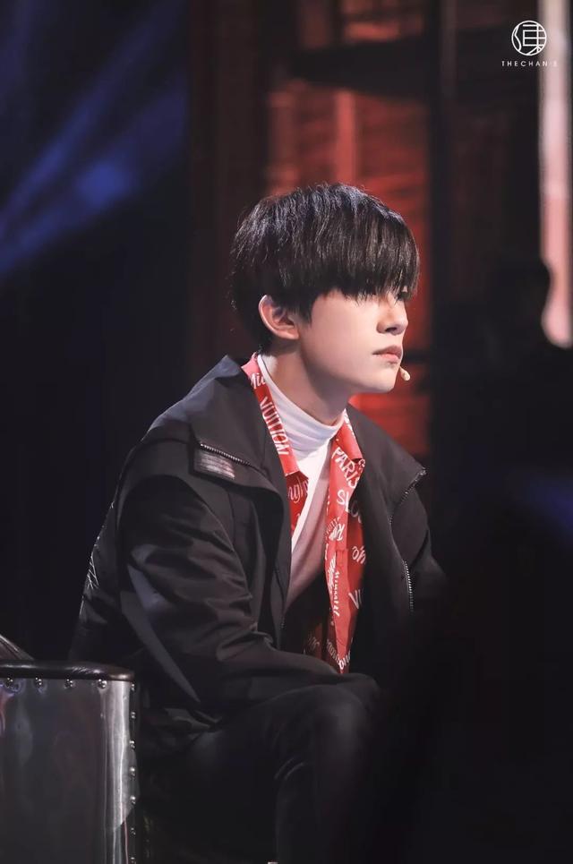 一组易烊千玺超拽帅气的高清图片   千纸鹤们在哪里呢，易烊千玺帅气的图片大全 霸气（有没有的千纸鹤在线签收呀）