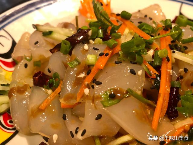 东北大拉皮的凉拌做法用麻酱，凉拌拉皮的家常做法（家常小凉菜凉拌大拉皮）