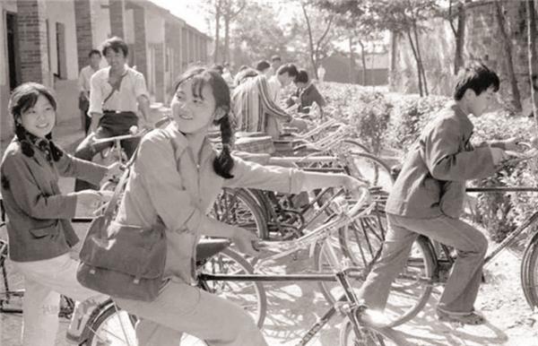 什么是招牌动作，老一辈人骑自行车的“招牌动作”