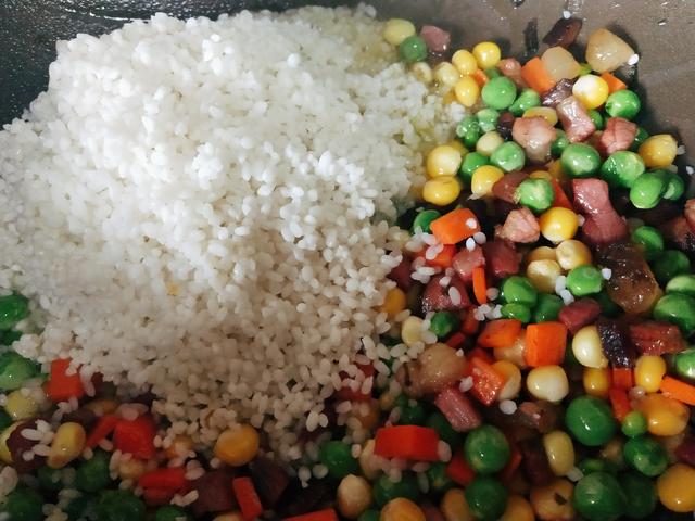 腊肉糯米饭的做法，腊肉糯米饭怎么做更好吃呢（想吃正宗腊肉糯米饭不用愁）