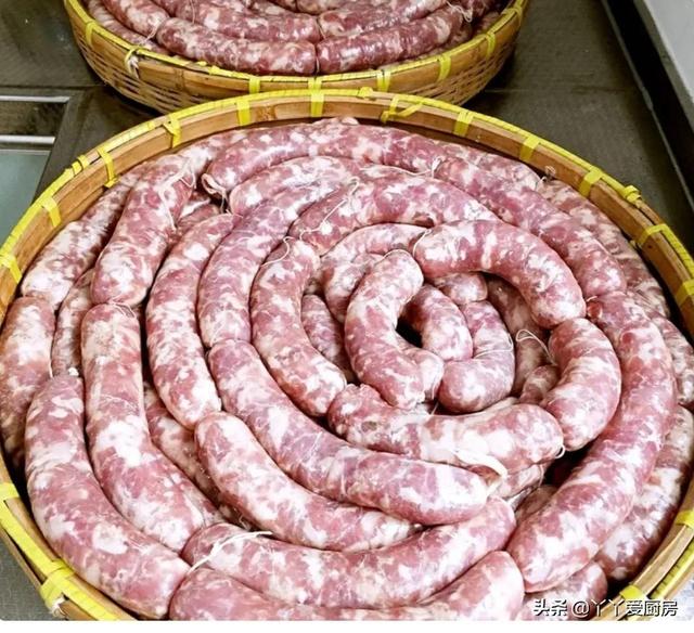 香肠外面的皮是什么，香肠表面的皮（灌香肠的秘方今天被公开了）