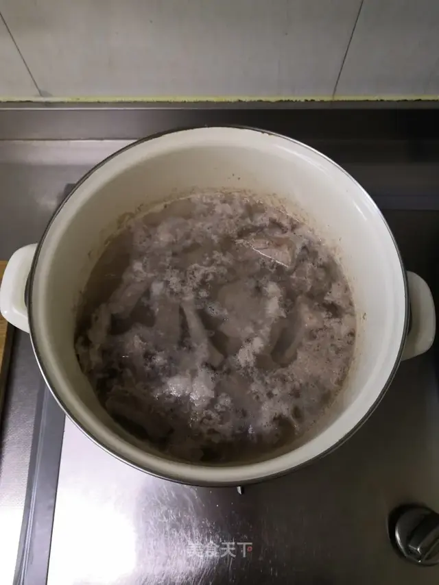 酸菜排骨炖粉条，酸菜排骨炖粉条的做法（口感酸爽很是下饭）