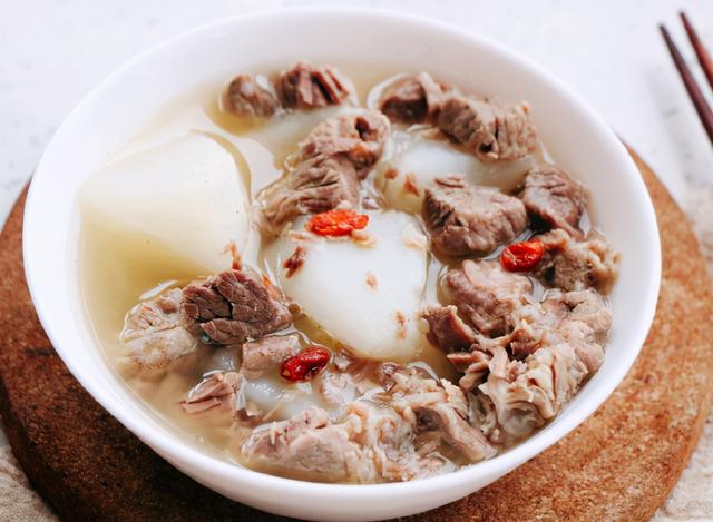 羊肉怎么炖好吃，羊肉怎么炖好吃又营养（炖羊肉牢记“3加4不加”）