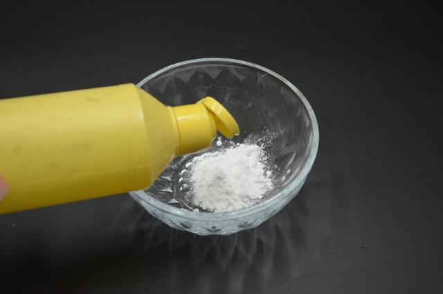 怎么刷鞋子干净又白，白鞋子怎么刷的干净（白鞋脏了别用水擦）