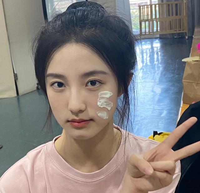 素颜霜到底是什么，素颜霜是什么玩意（有人夸赞有人拉踩的素颜霜到底好不好用）