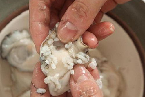 生蚝怎么清洗内脏,生蚝怎么清洗内脏图解(放淀粉进去只对了一半)