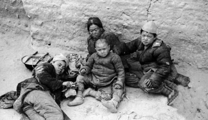大饥荒吃树皮吃草根(被观音土胀死,在饥荒的年代,人命真的很不值钱)