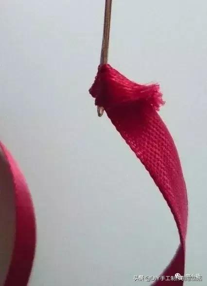 丝带玫瑰花教程，漂亮的丝带玫瑰蝴蝶结发卡（缝制精致好看的玫瑰丝带绣）