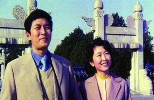唐国强两段情：前妻除夕夜自杀，二婚娶小12岁妻子，成人生赢家