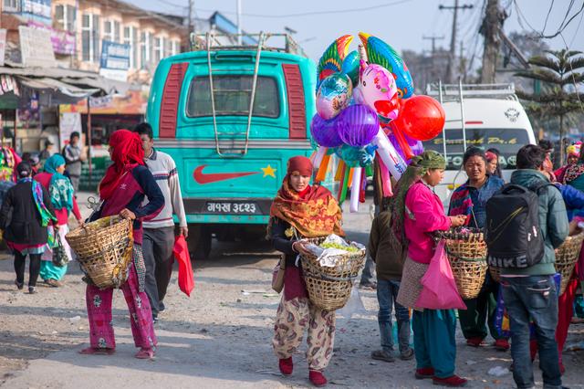 尼泊尔在哪里，尼泊尔是哪个国家首都（12岁男孩摆地摊挣生活费）