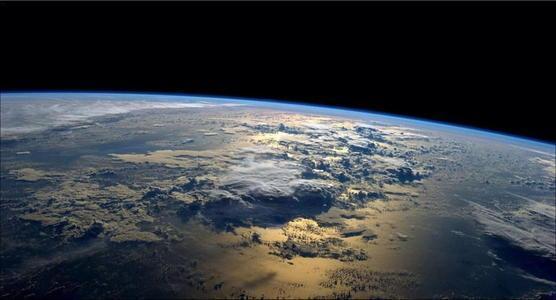 尘埃是什么意思，烟火里的尘埃是什么意思（地球就是宇宙中的一粒尘埃）