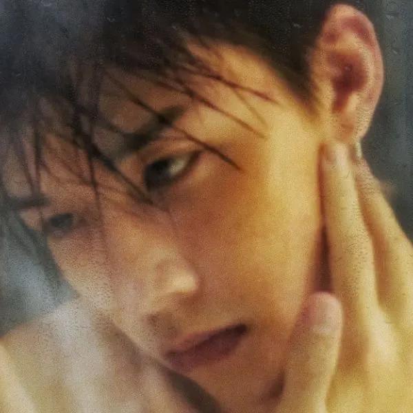 超级好看的白色头发男生头像微信，超级好看的白色头发男生头像（男生头像--眼前的黑不是黑）