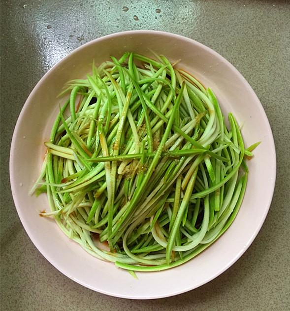 清水辟谷复食食谱，那晚上就来个：炝拌西葫芦