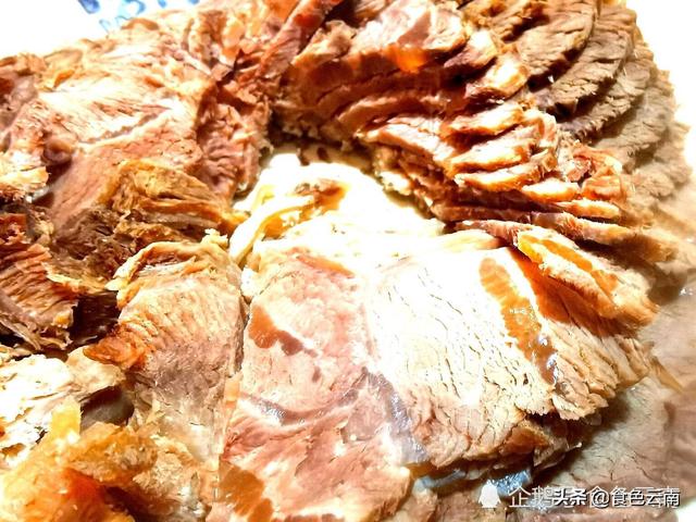 牛肉汤锅的做法和配料，牛肉汤锅的做法和配料视频窍门（云南最原汁原味的江湖火锅）