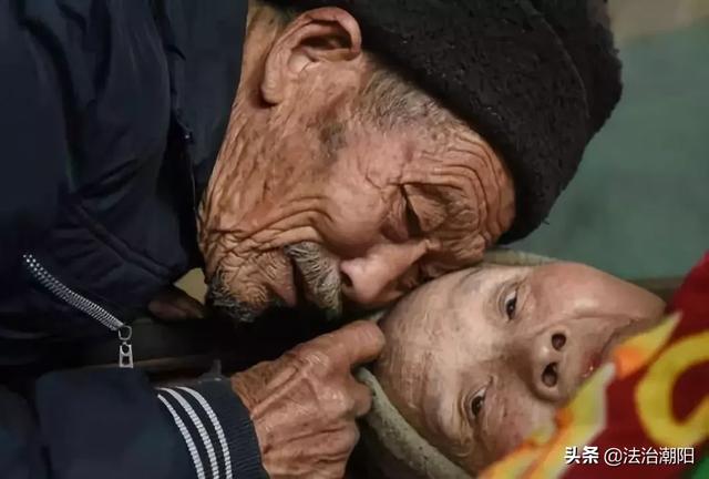 老一辈令人动容的爱情故事，8旬老夫妻爱情最美的样子