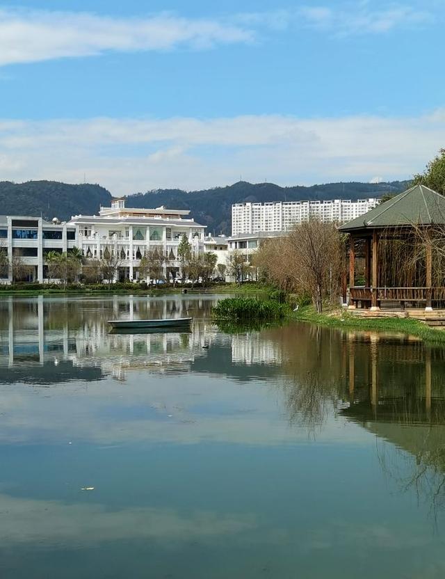 云南弥勒旅游攻略，云南弥勒旅游攻略必（自驾云南——弥勒攻略之湖泉生态园慢病疗养圣地）