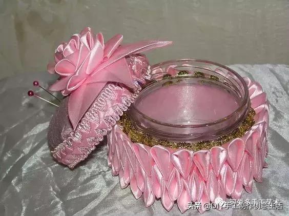 手工小魔盒制作方法，手工小魔盒制作方法步骤（丝带剪一段对折拼一拼）