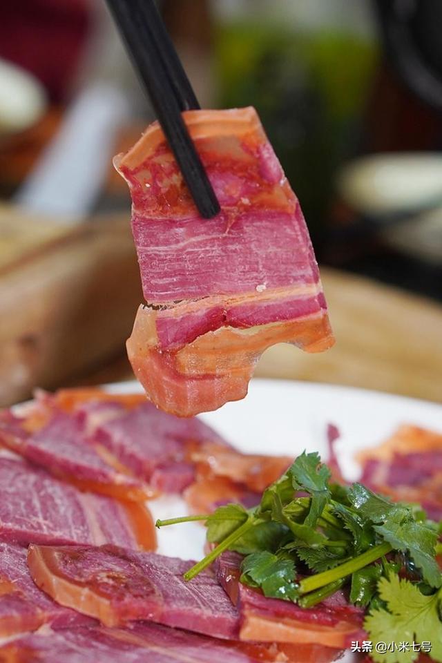 东北特色菜之铁锅炖大鱼，看着土气吃后服气的东北铁锅炖大鱼