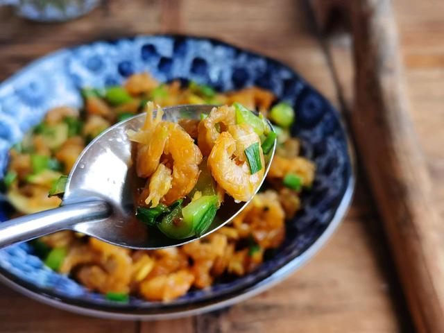 怎么炒干虾，怎样炒干虾好吃又简单（小小虾干搭配蔬菜炒一炒）