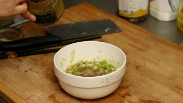 怎样做美味的烫面葱油饼，开水烫面葱油饼的做法（又香又软还出层）