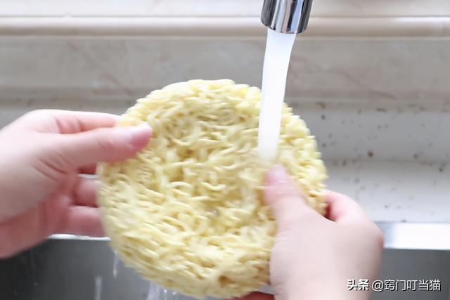 方便面怎么泡好吃，怎么泡方便面才好吃的方法（好多人第一步就做错了）