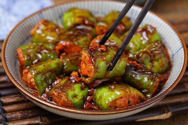 菜做辣了放什么让它不辣，如何让放辣椒的菜不辣（不妨试试这做法）