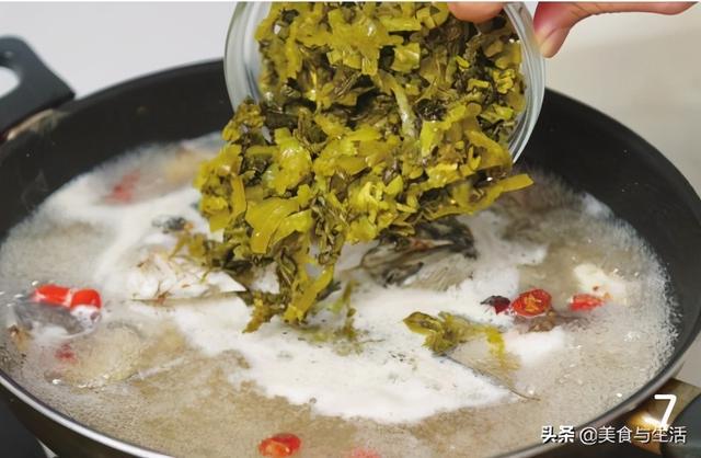 鱼头酸汤怎么做，鱼头酸辣汤的做法（这样做的酸菜鱼头汤）