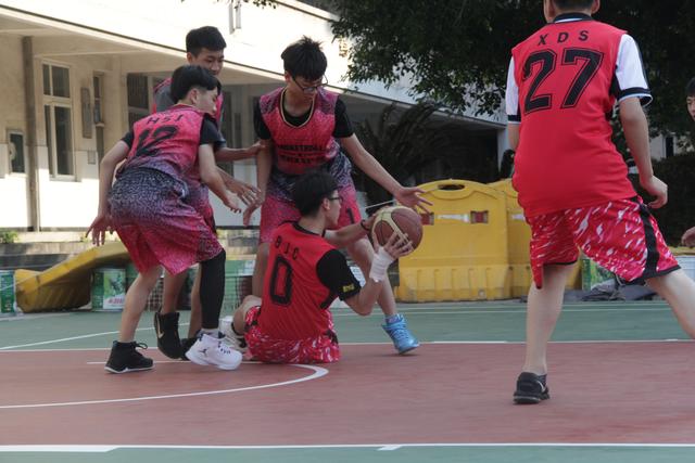 跨栏跑过栏时双腿应该如何配合，跨栏跑过栏时双腿应该如何配合运动（田径教学口诀）