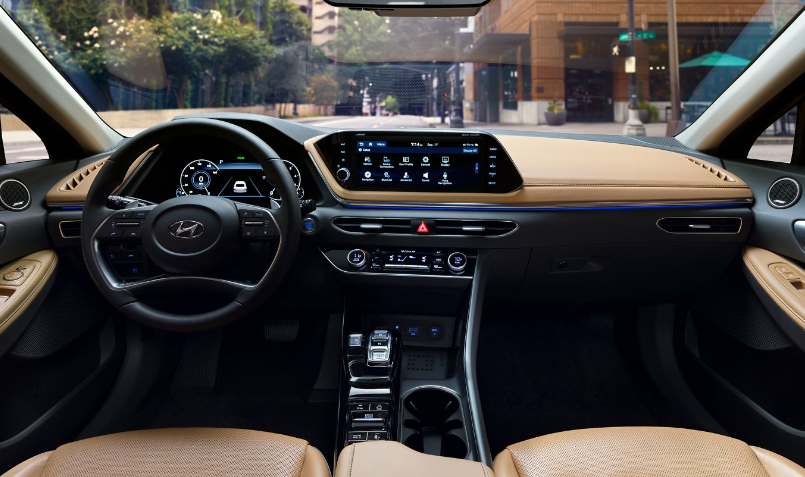 内饰豪华感与科技感提升明显