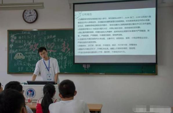 大学新生自我介绍，大学新生自我介绍简短（大一新生该如何做自我介绍）