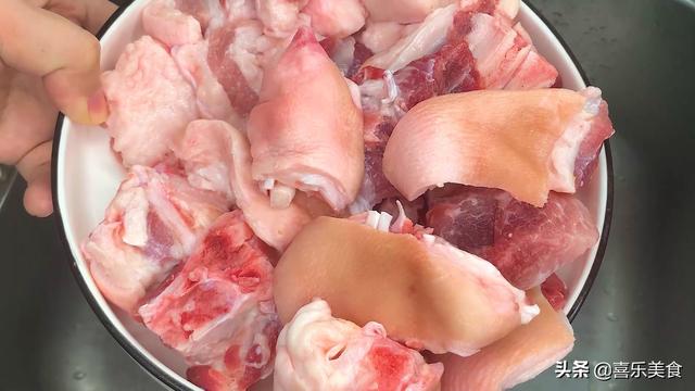 猪脚怎么卤才有嚼劲，猪脚怎么卤才入味好看（卤猪脚这样的家常做法）