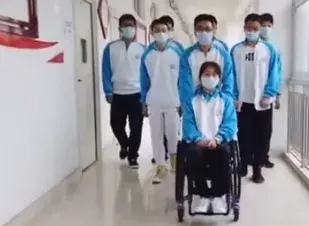 团宠是什么意思，团宠体质是什么意思（全年级男生每天组队守护她…）