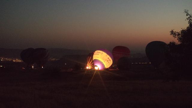热气球下面的篮子叫什么，上面一个气球下面一个篮子（在热气球盛开的卡帕多奇亚）
