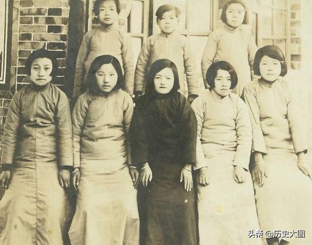 民国女学生服装，民国时期女学生校服的款式叫什么（女学生统一穿旗袍）