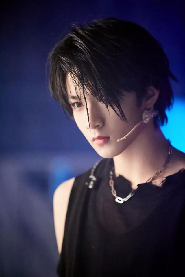 刘耀文头像女生专用，刘耀文｜帅且自知的靓仔微信（壁纸加头像）