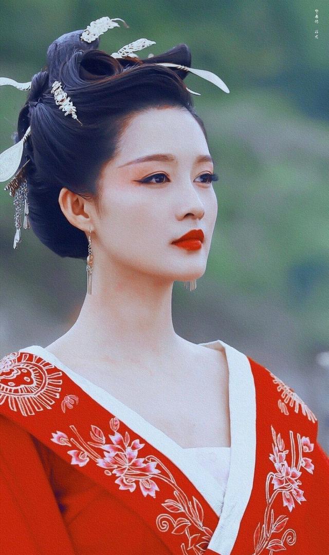李沁、杨幂到宋轶，十年美梦十年风雨，盘点新红楼梦走出的小花们