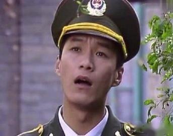 冯远征，因跳伞放弃高考，又被中戏嫌弃丑，老婆比他大8岁