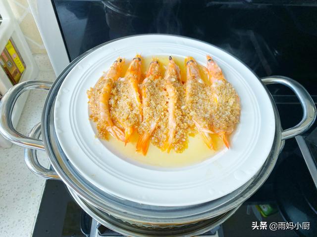 蒸虾蘸料简单，入锅8分钟上桌营养又鲜美