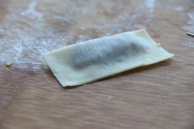 馄饨皮制作方法，正宗馄饨皮的制作方法窍门（2元的馄饨皮）