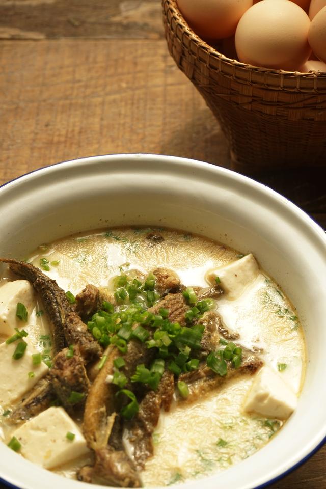 泥鳅炖豆腐的做法，泥鳅炖豆腐最佳做法（三步炖出色如奶白的鲜美浓汤）