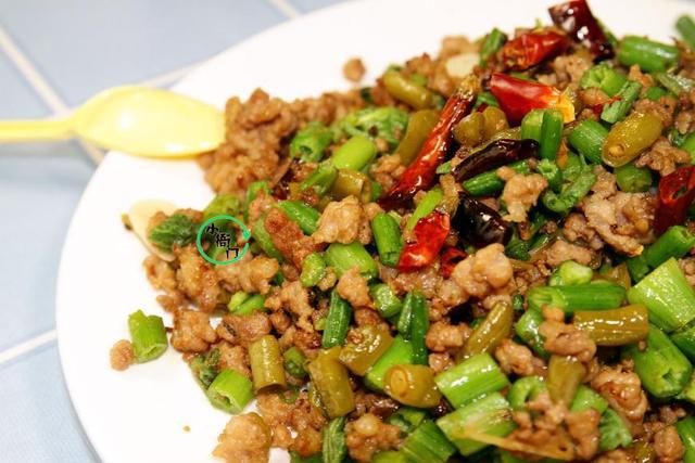 老南瓜炒肉如何做好吃，老南瓜炒肉如何做好吃又简单（南瓜最好吃的不是果实是这个部位）