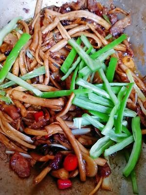 干锅茶树菇的正宗做法，干锅茶树菇就美美的上桌啦