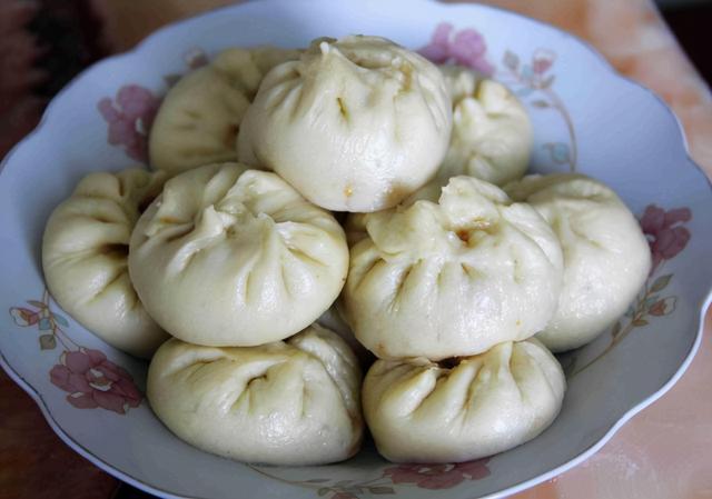 蒸包子是开水蒸还是冷水蒸，蒸包子用冷水还是热水（“开水蒸”和“冷水上锅蒸”区别挺大）