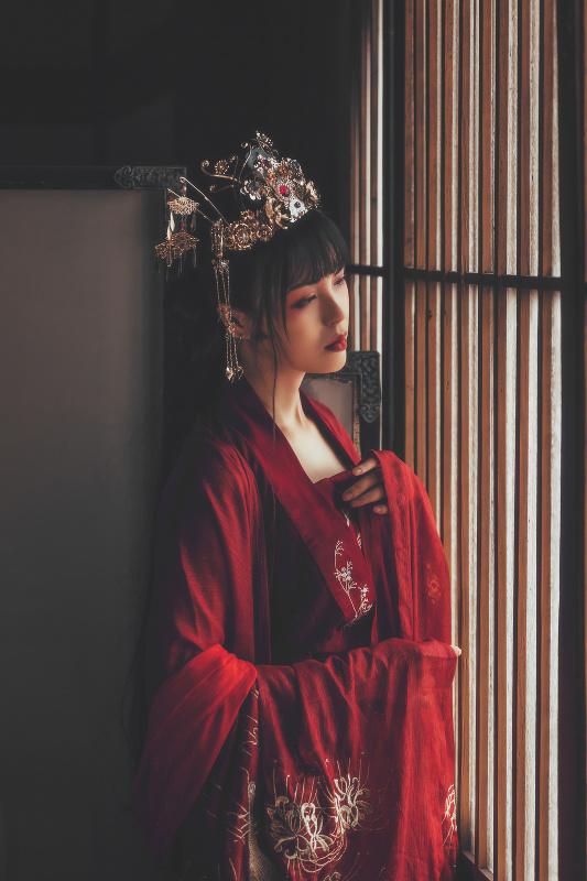 男主角是红衣妖孽的古言小说，男主妖孽妩媚的古言小说（《天医凤九》一袭红衣走天下）