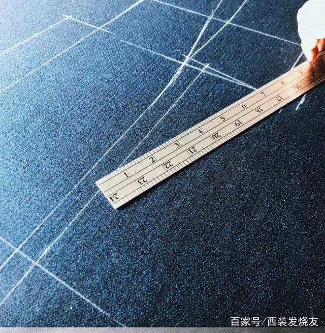 苏州哪里做定做西服知名啊，苏州卖西服的地方（怎么辨别苏州西装定制店的好坏）