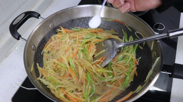 简单好吃的家常卷饼，街上卖的土豆丝卷饼