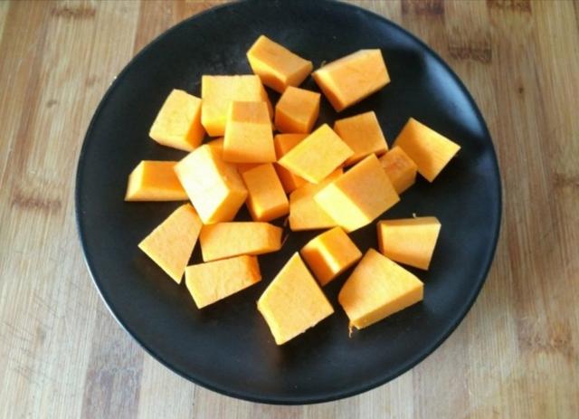 小米南瓜粥的做法，小米南瓜粥的家常做法（早餐就喝小米南瓜粥）