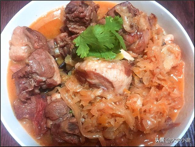 酸菜鸭的做法，鸭肉与酸菜搭配