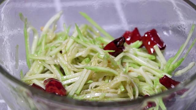 西葫芦怎样凉拌好吃窍门，凉拌西葫芦这样做特别爽口